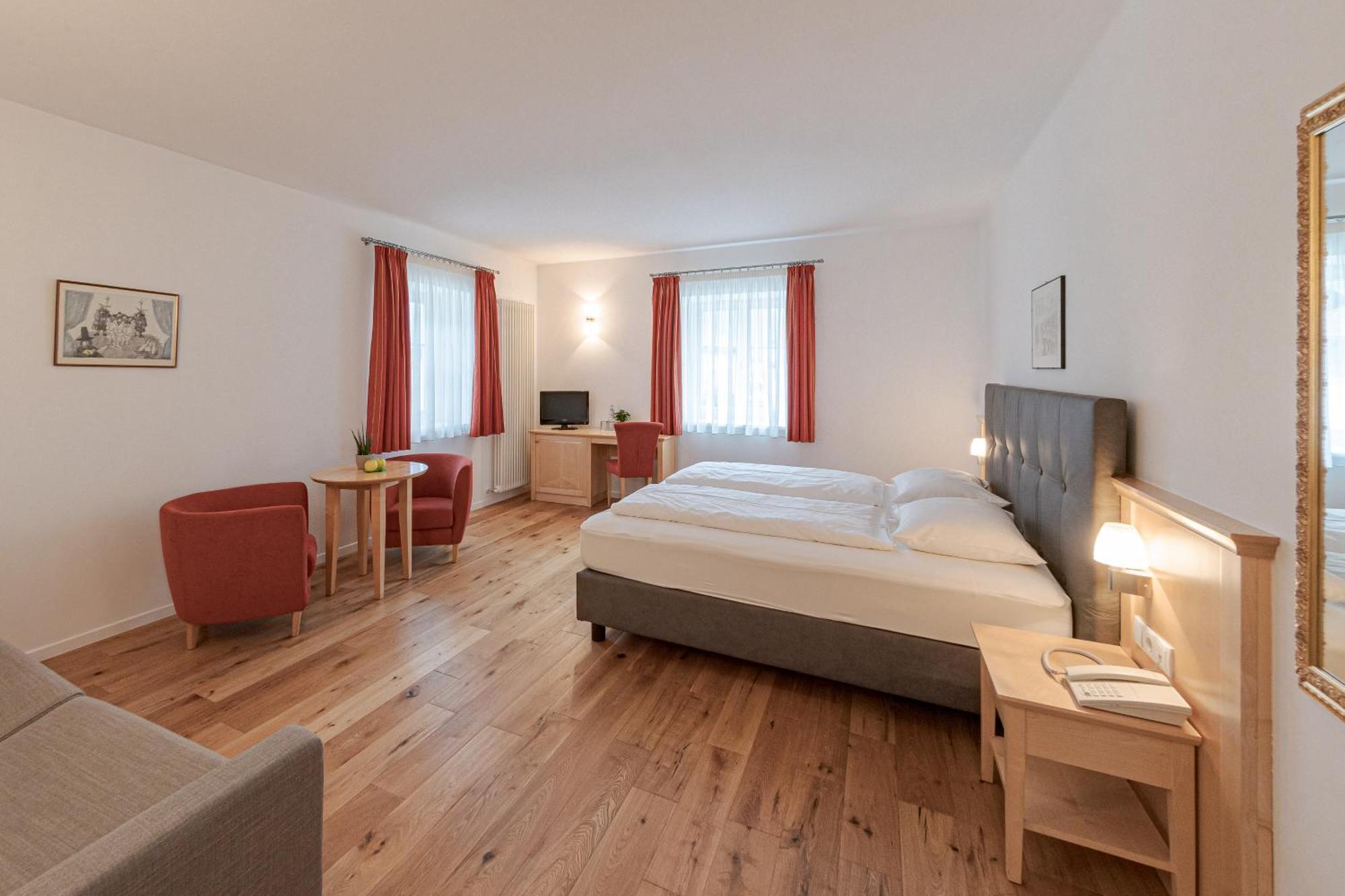 Hotel Teutschhaus Cortina Sulla Strada del Vino ภายนอก รูปภาพ