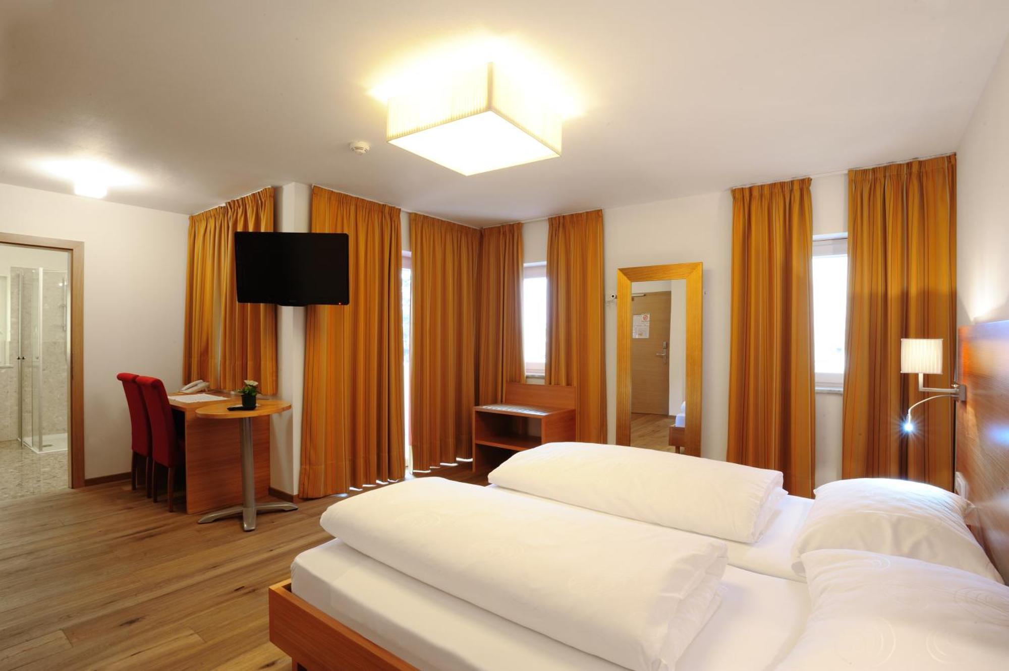 Hotel Teutschhaus Cortina Sulla Strada del Vino ภายนอก รูปภาพ