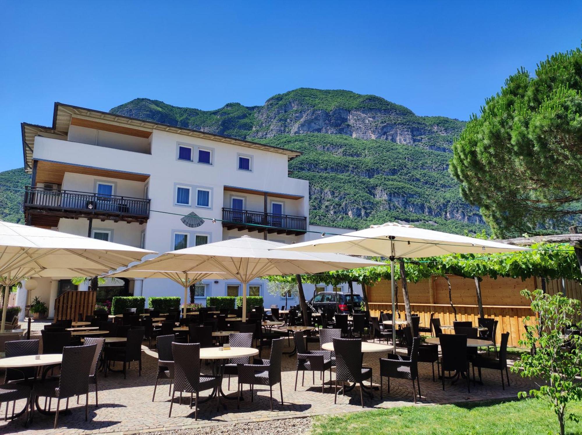 Hotel Teutschhaus Cortina Sulla Strada del Vino ภายนอก รูปภาพ