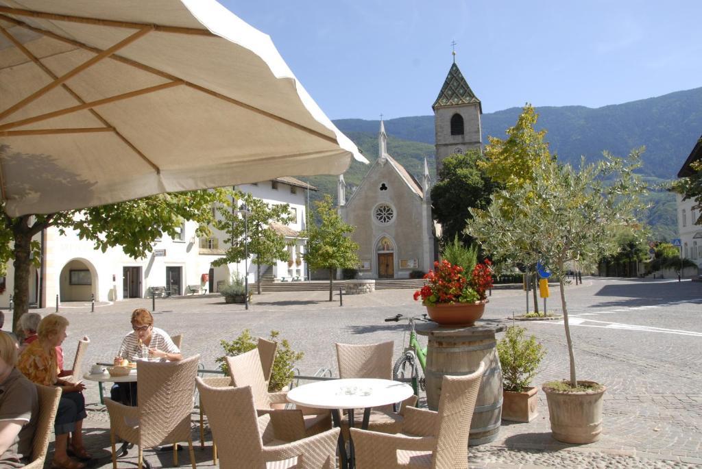 Hotel Teutschhaus Cortina Sulla Strada del Vino ภายนอก รูปภาพ